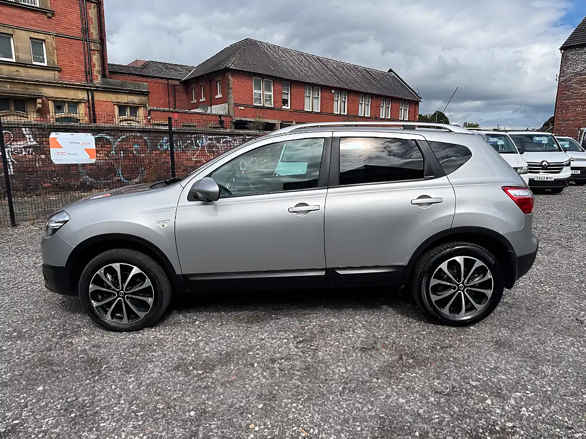 Used 2011 Nissan Qashqai Gold - Interior and Exterior details 5