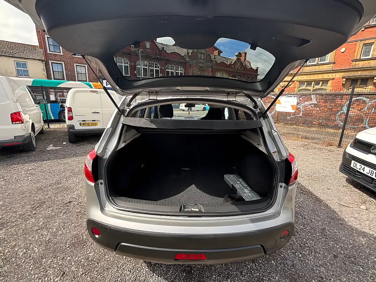 Used 2011 Nissan Qashqai Gold - Interior and Exterior details 9