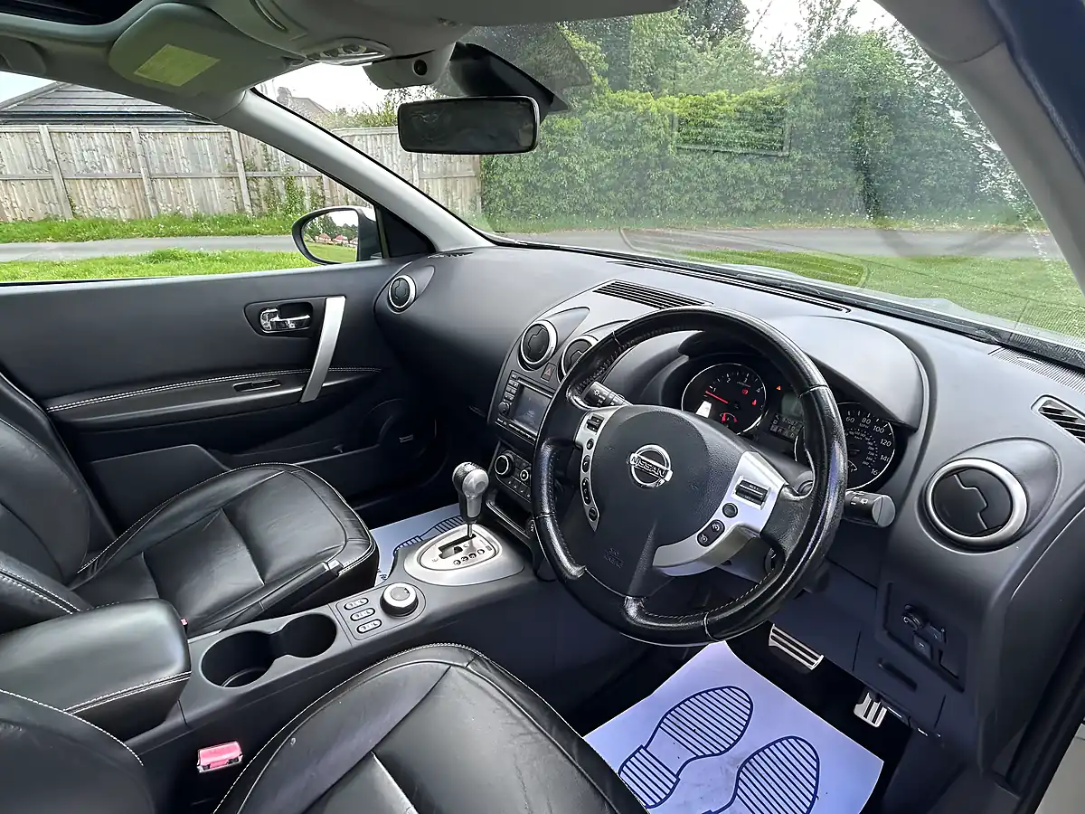 Used 2011 Nissan Qashqai Tekna Silver - Interior and Exterior details 14