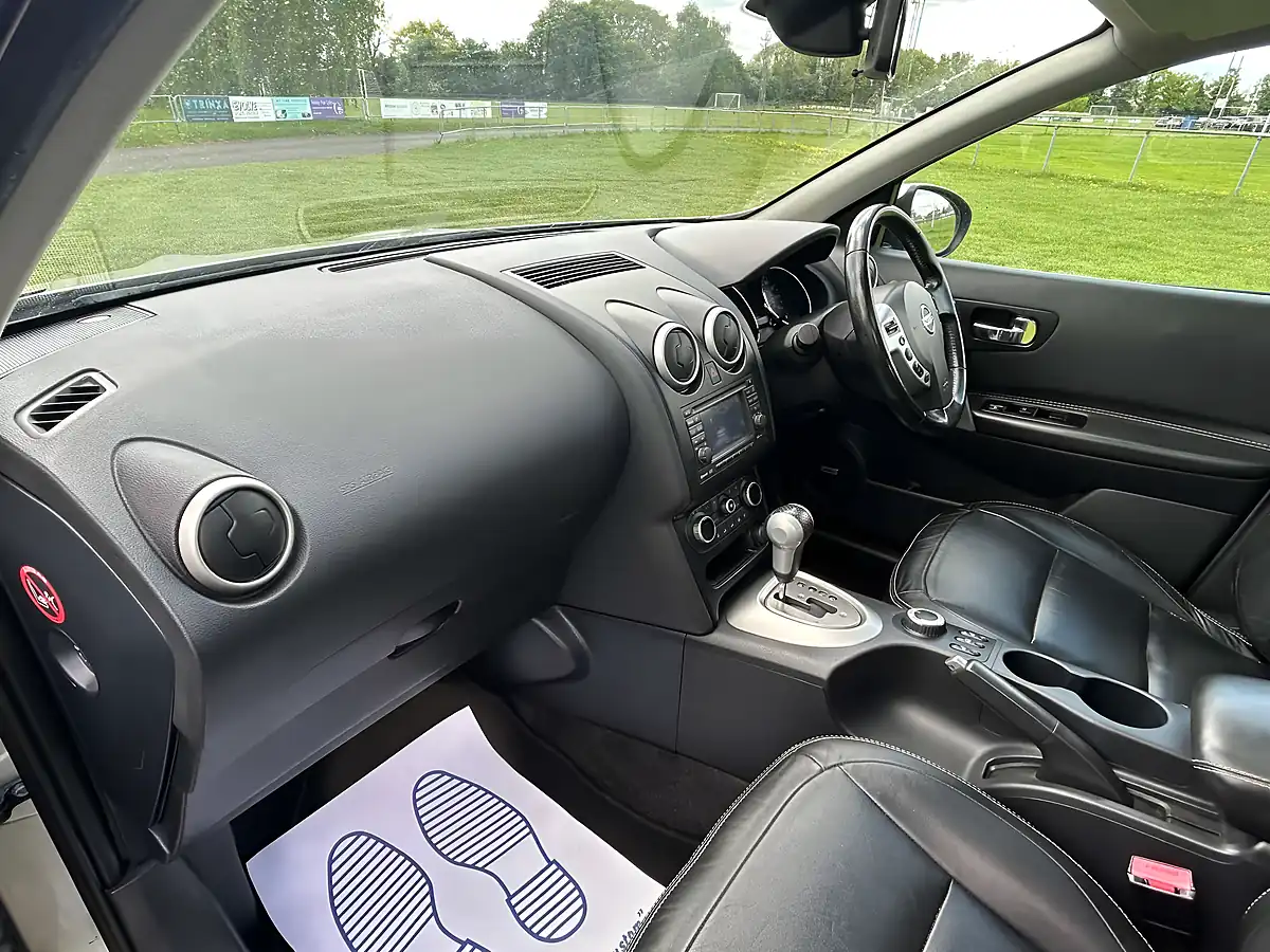 Used 2011 Nissan Qashqai Tekna Silver - Interior and Exterior details 16
