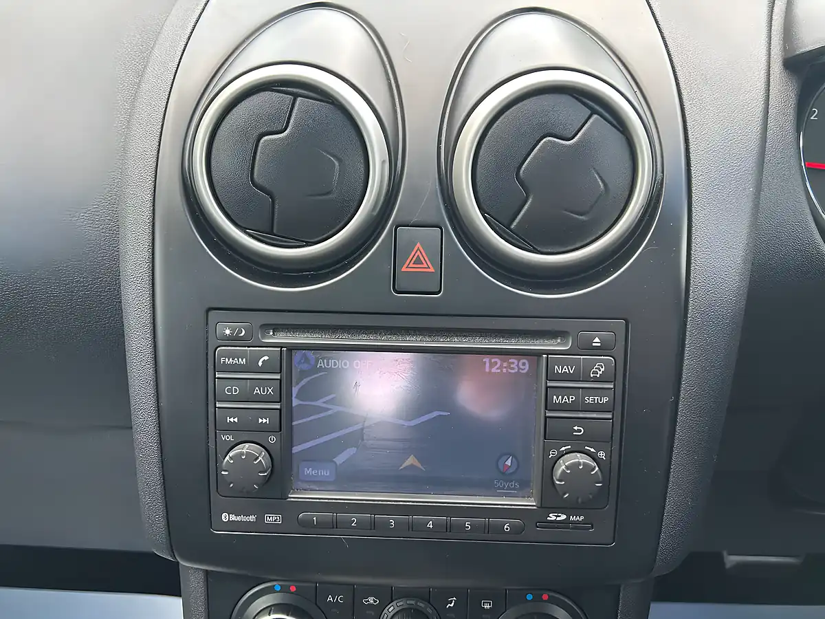 Used 2011 Nissan Qashqai Tekna Silver - Interior and Exterior details 18