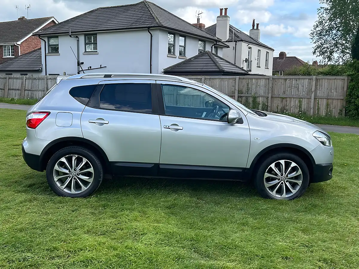 Used 2011 Nissan Qashqai Tekna Silver - Interior and Exterior details 4