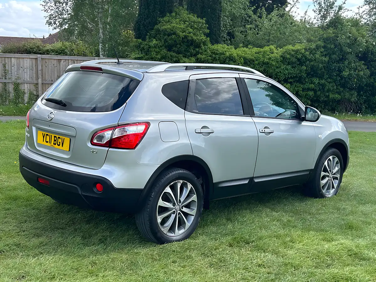 Used 2011 Nissan Qashqai Tekna Silver - Interior and Exterior details 5