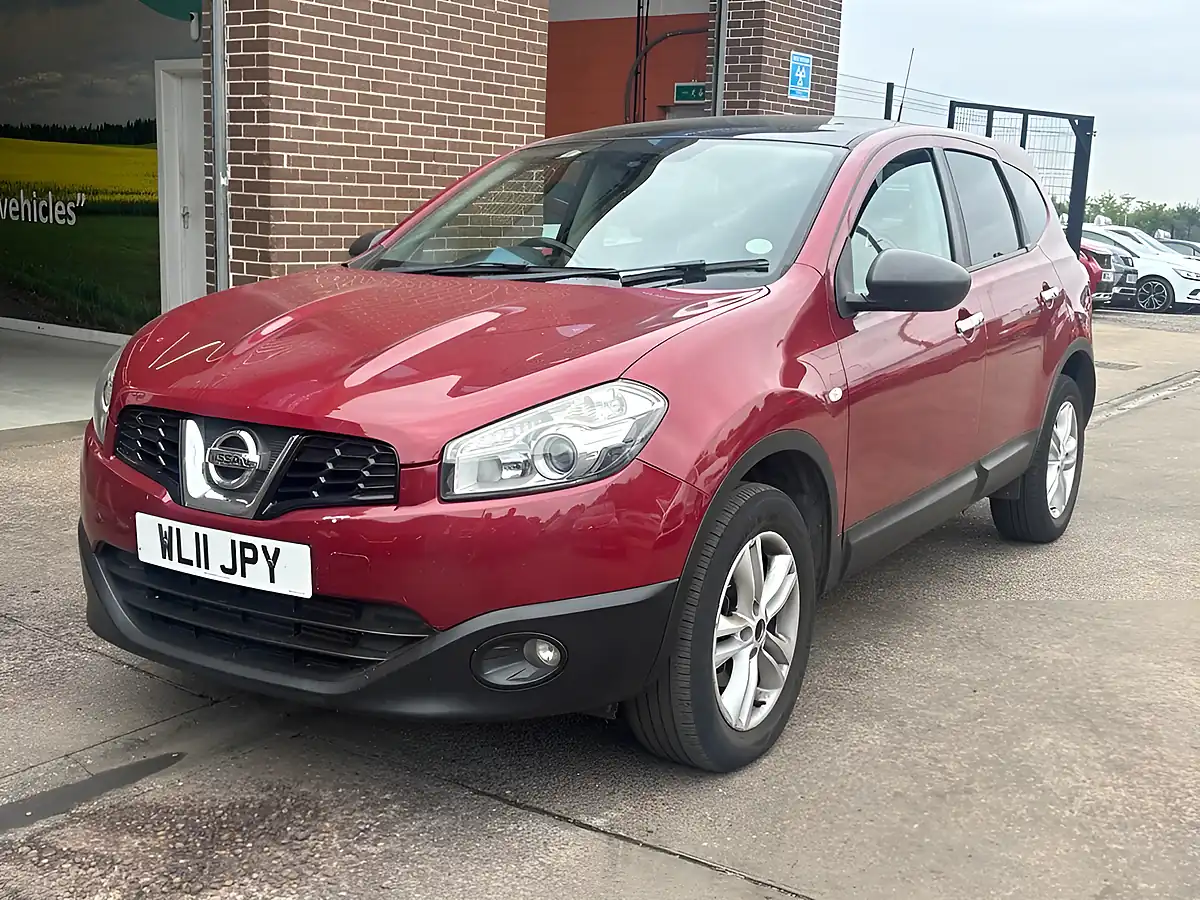 Used 2011 Nissan Qashqai+2 Acenta Red - Interior and Exterior details 3