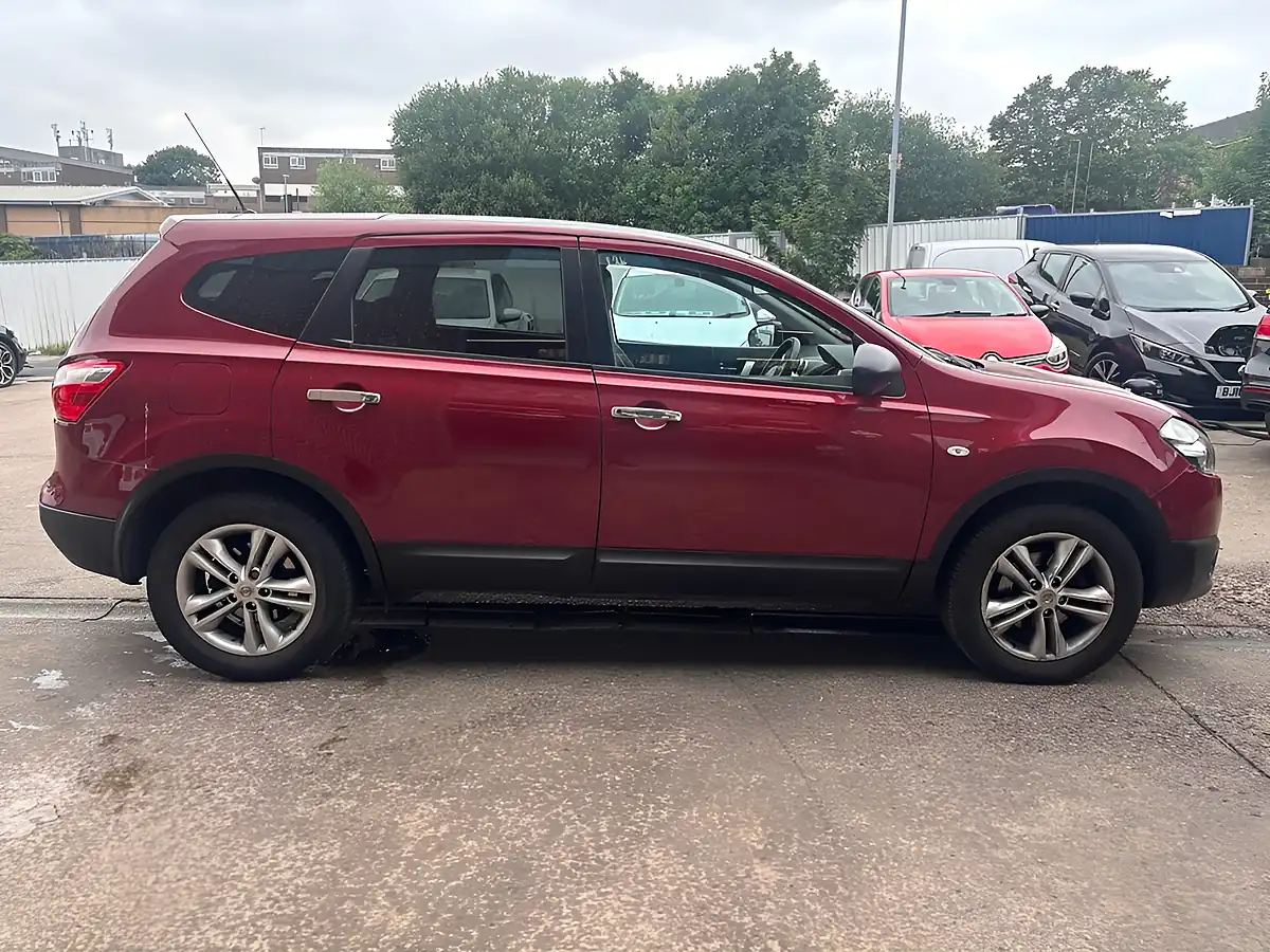 Used 2011 Nissan Qashqai+2 Acenta Red - Interior and Exterior details 8