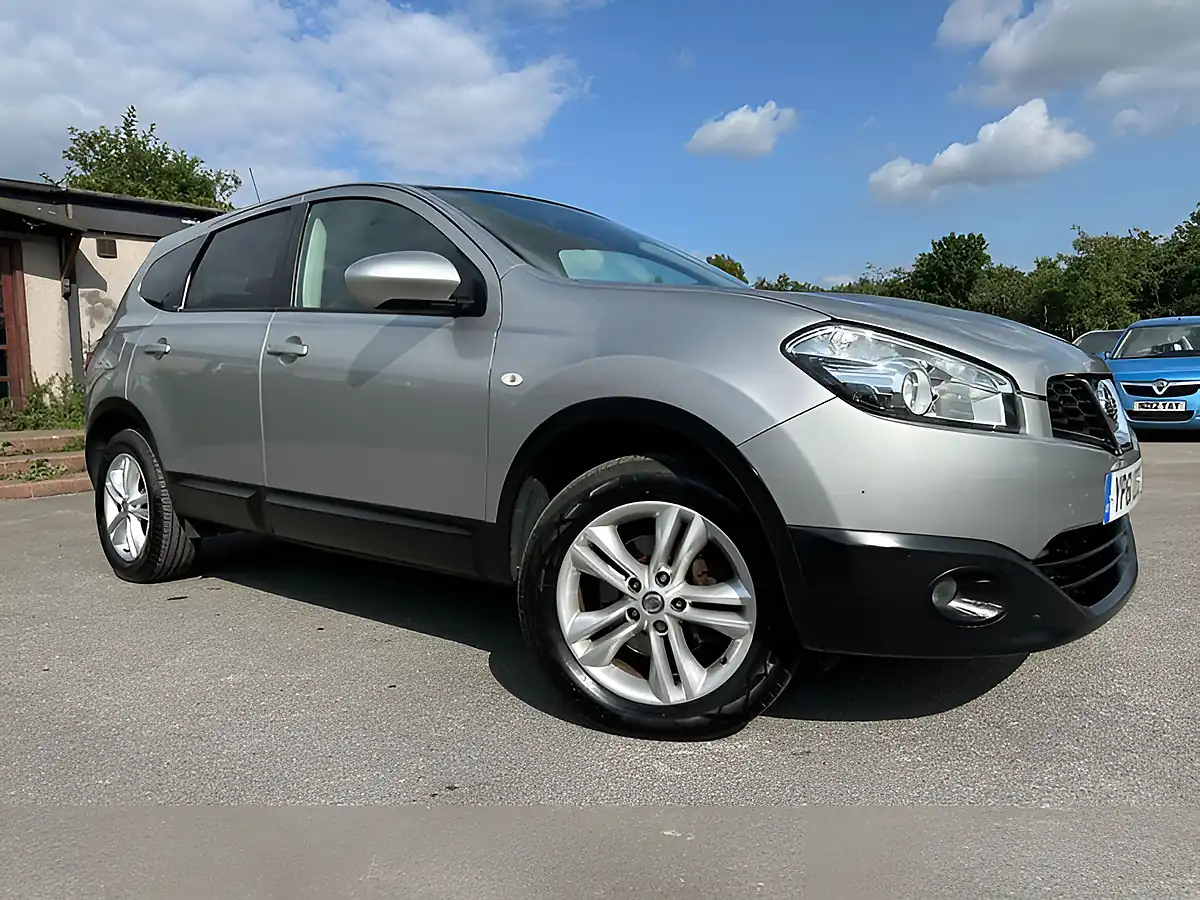 Used 2011 Nissan Qashqai+2 Acenta Silver - Front View