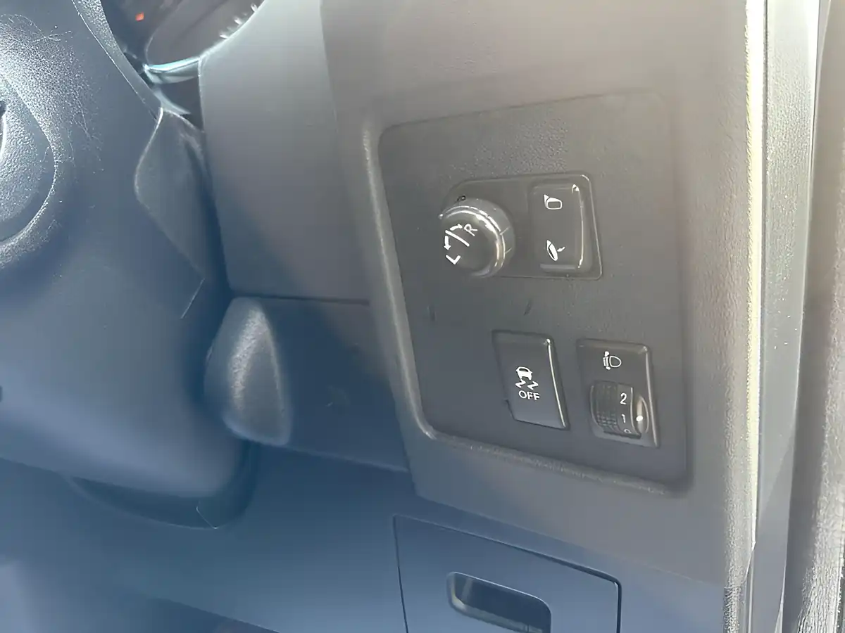 Used 2011 Nissan Qashqai+2 Acenta Silver - Interior and Exterior details 17