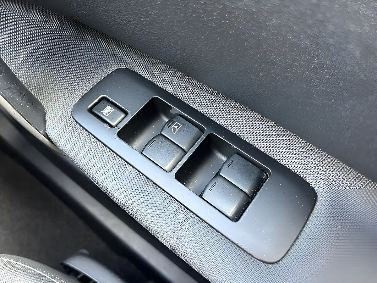 Used 2011 Nissan Qashqai+2 N-Tec White - Interior and Exterior details 15