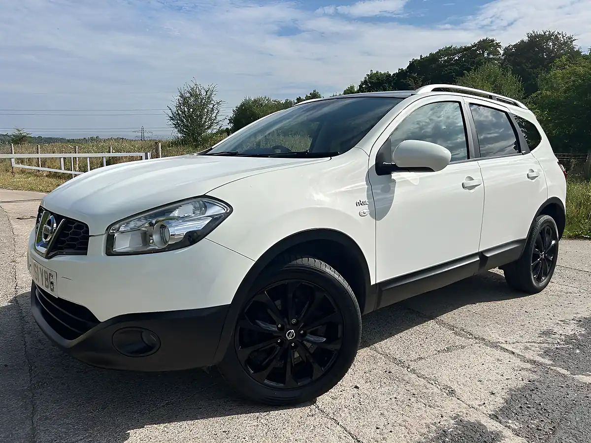 Used 2011 Nissan Qashqai+2 N-Tec White - Interior and Exterior details 4