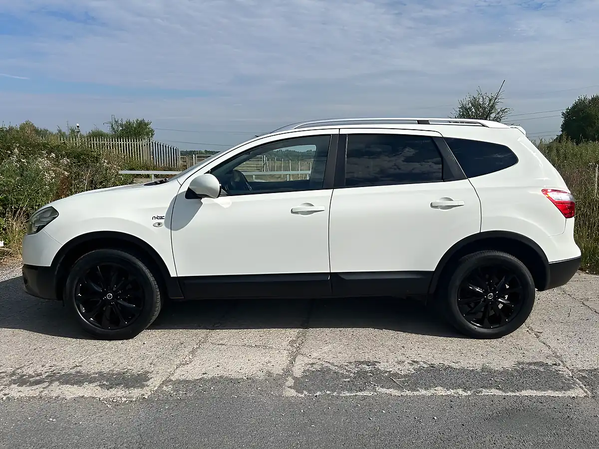 Used 2011 Nissan Qashqai+2 N-Tec White - Interior and Exterior details 5