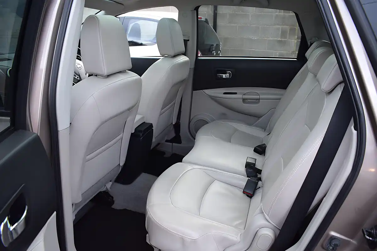 Used 2011 Nissan Qashqai+2 Tekna Beige - Interior and Exterior details 12