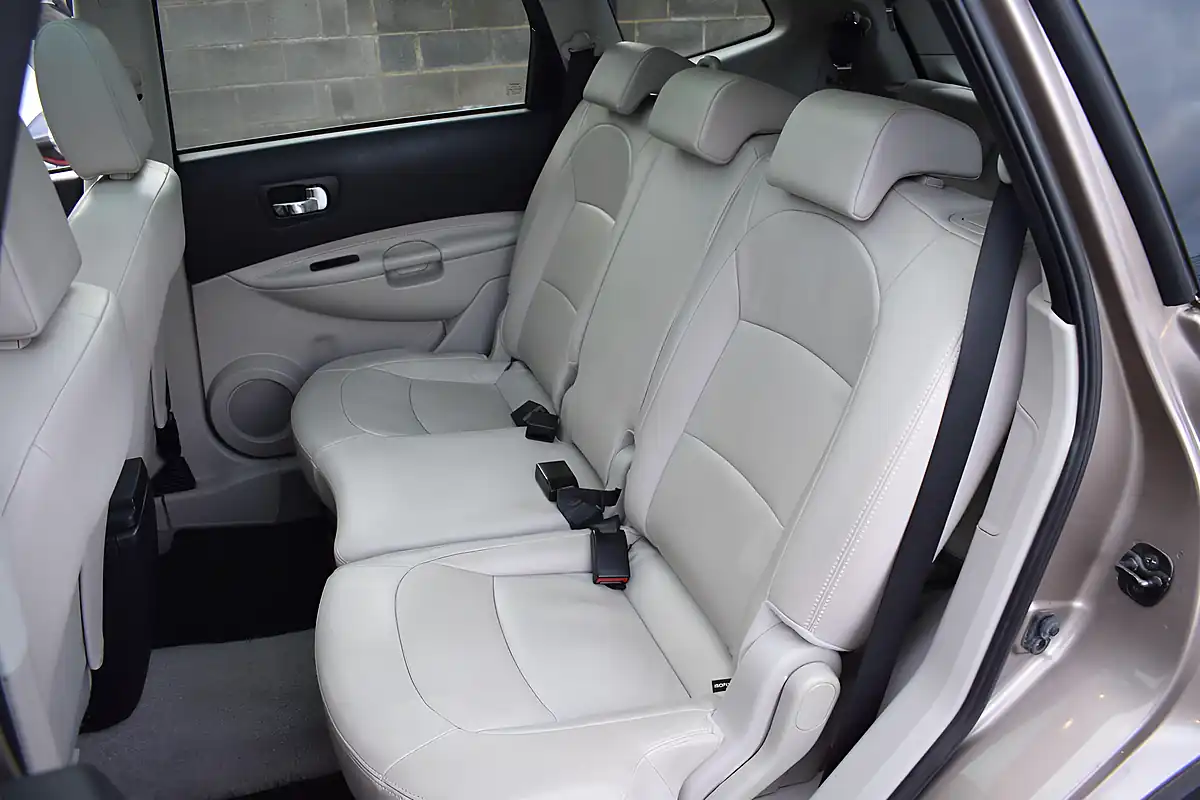 Used 2011 Nissan Qashqai+2 Tekna Beige - Interior and Exterior details 13