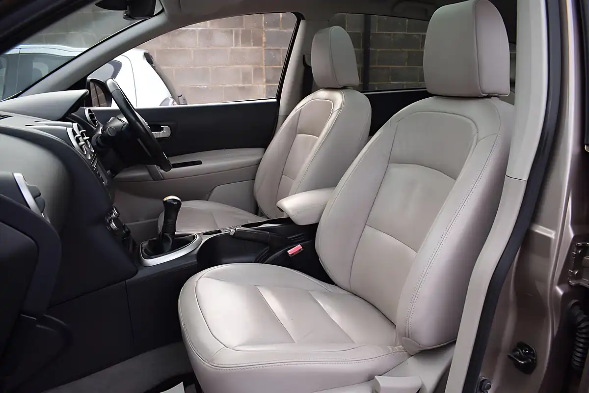 Used 2011 Nissan Qashqai+2 Tekna Beige - Interior and Exterior details 14