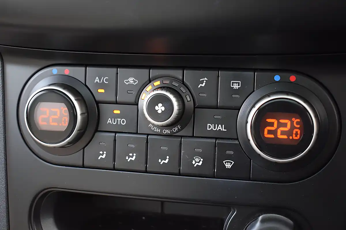 Used 2011 Nissan Qashqai+2 Tekna Beige - Interior and Exterior details 17