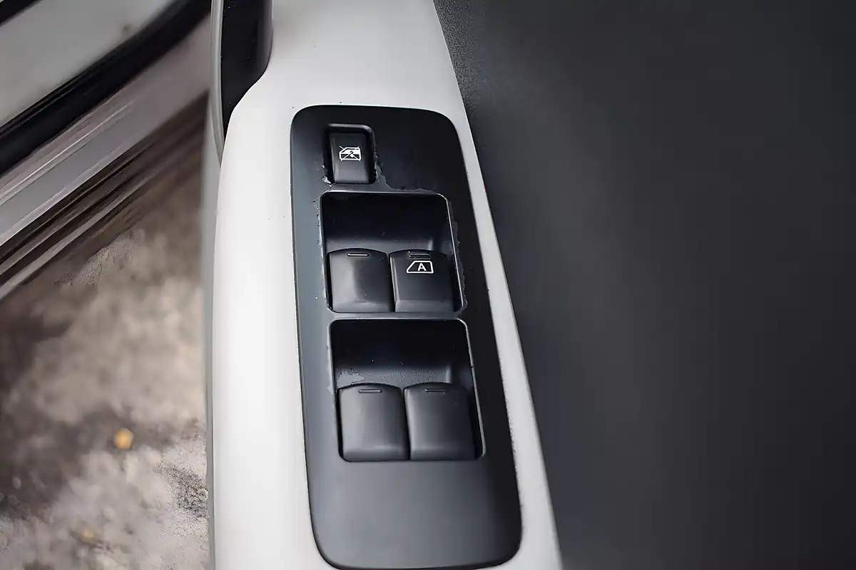 Used 2011 Nissan Qashqai+2 Tekna Beige - Interior and Exterior details 20