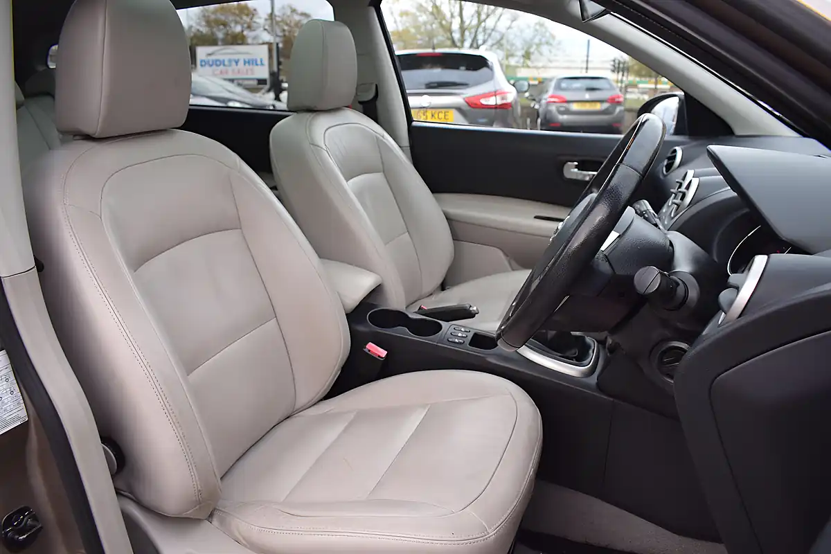 Used 2011 Nissan Qashqai+2 Tekna Beige - Interior and Exterior details 8