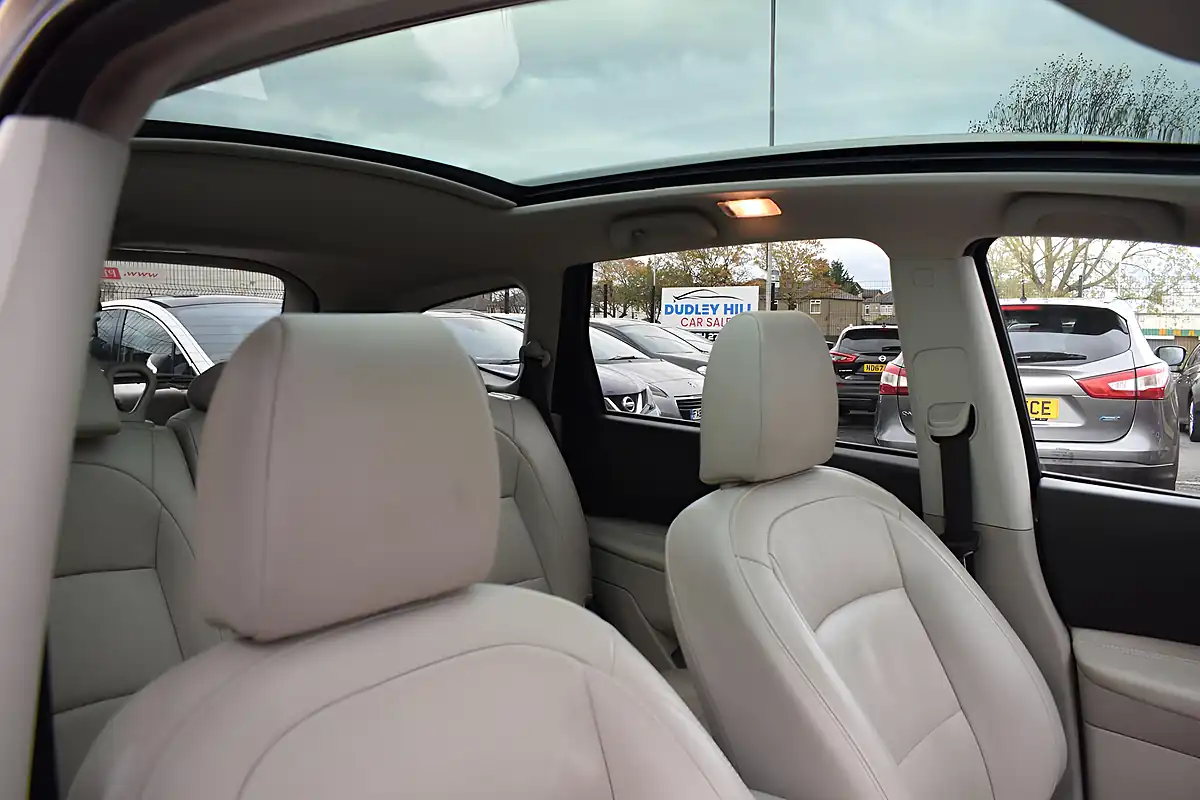 Used 2011 Nissan Qashqai+2 Tekna Beige - Interior and Exterior details 9