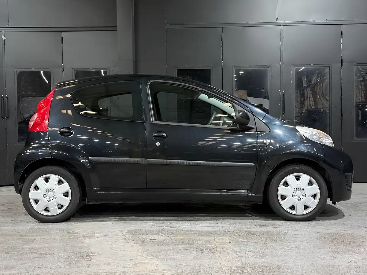 Used 2011 Peugeot 107 Urban Black - Interior and Exterior details 4