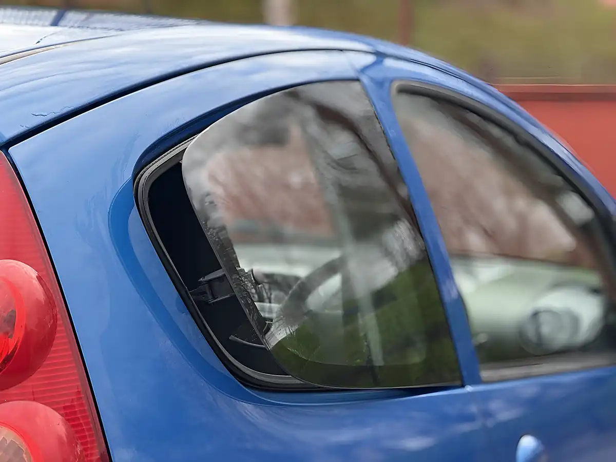 Used 2011 Peugeot 107 Urban Blue - Interior and Exterior details 7