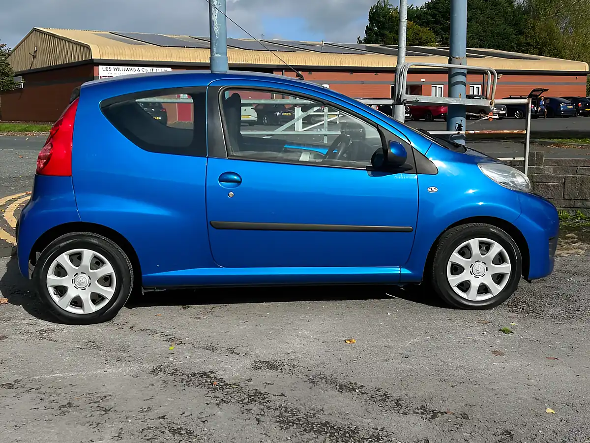 Used 2011 Peugeot 107 Urban Blue - Interior and Exterior details 7
