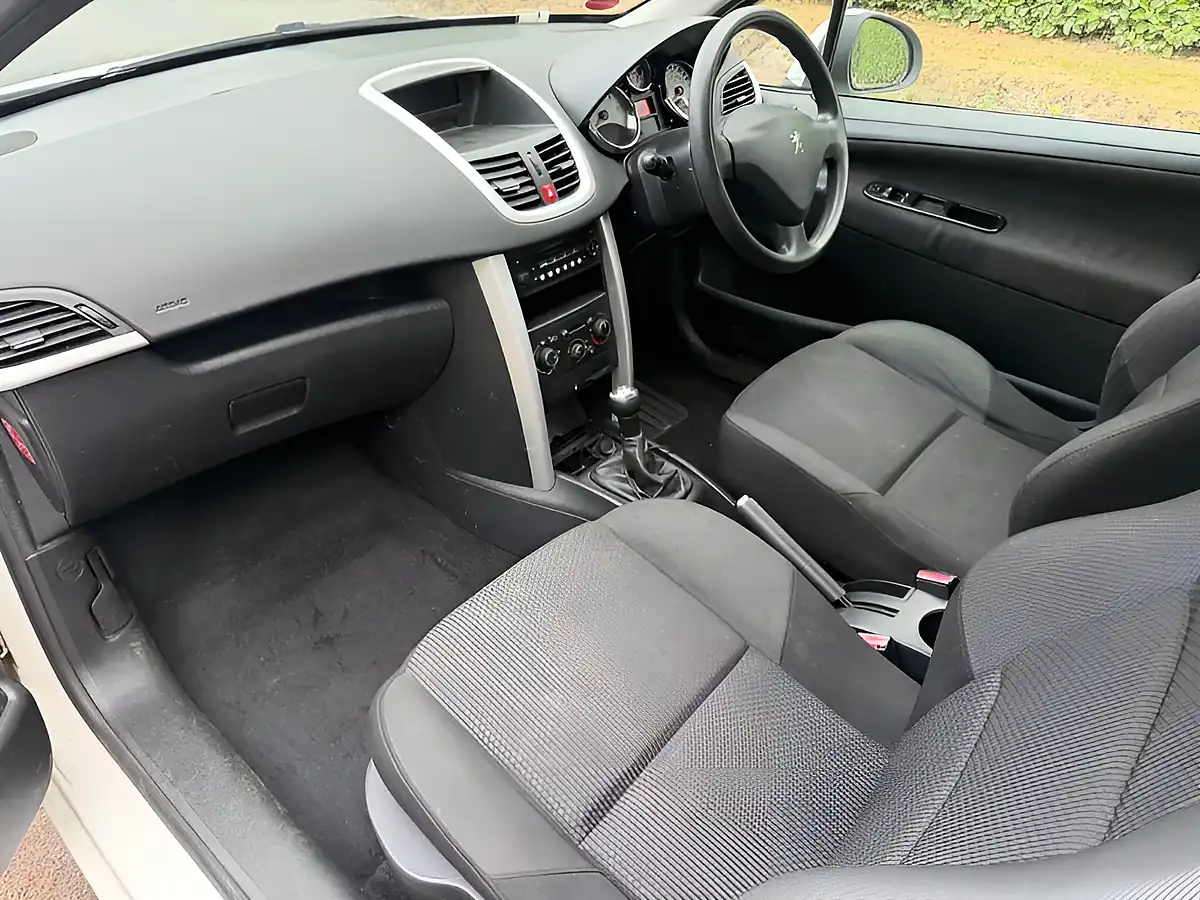Used 2011 Peugeot 207 Access White - Interior and Exterior details 11