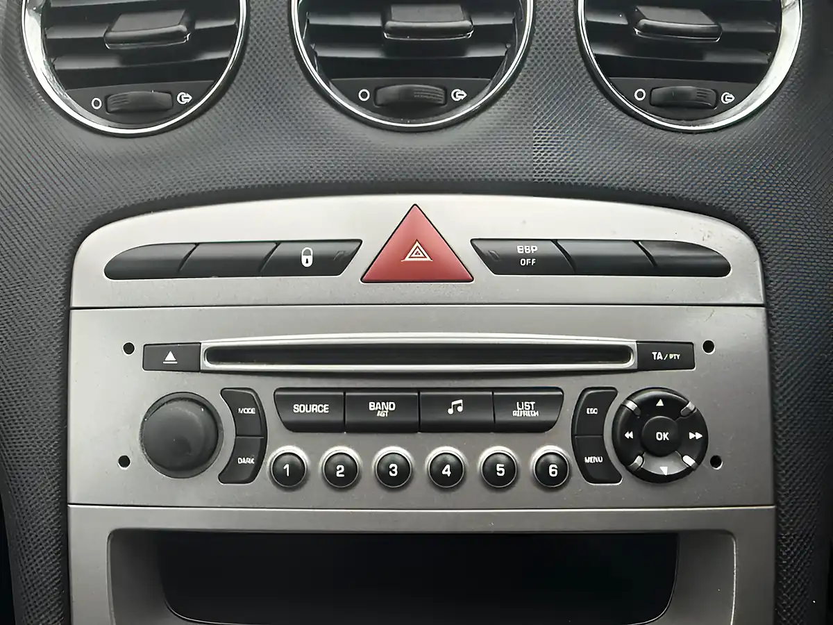 Used 2011 Peugeot 308 Active White - Interior and Exterior details 17