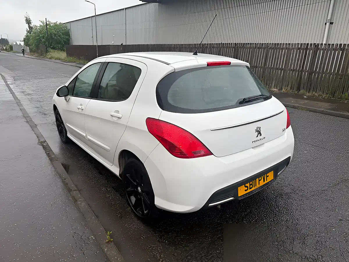 Used 2011 Peugeot 308 Active White - Interior and Exterior details 5