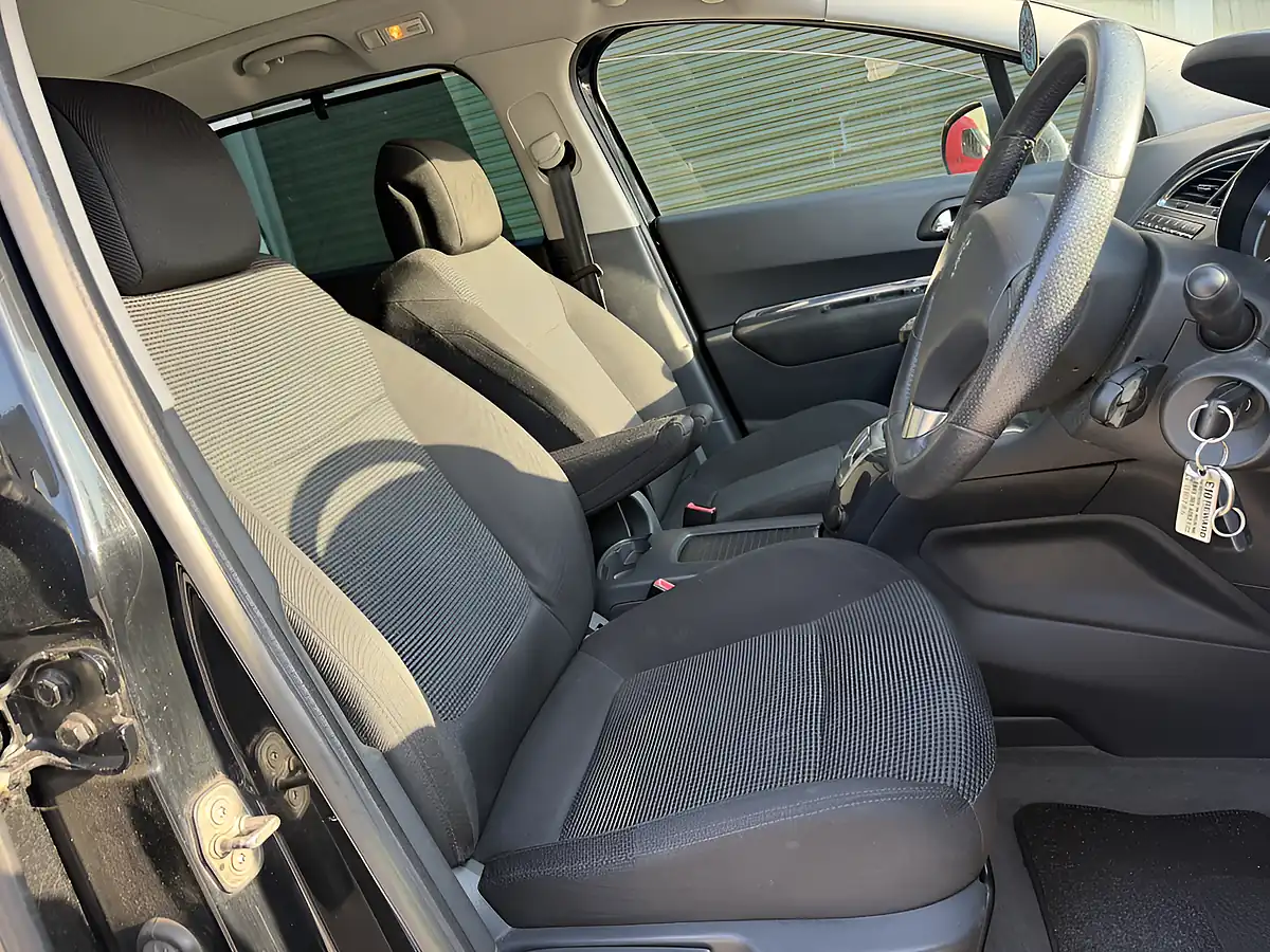 Used 2011 Peugeot 5008 Exclusive Black - Interior and Exterior details 18
