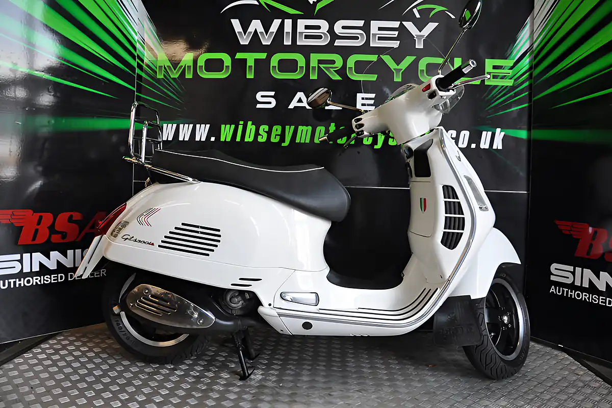 Used 2011 Piaggio GTS300 Super White - Front View