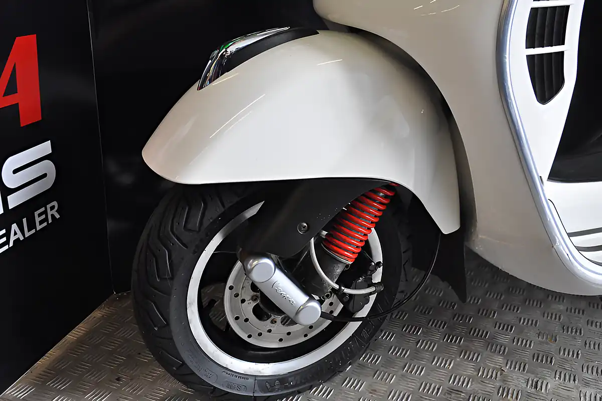 Used 2011 Piaggio GTS300 Super White - Interior and Exterior details 11