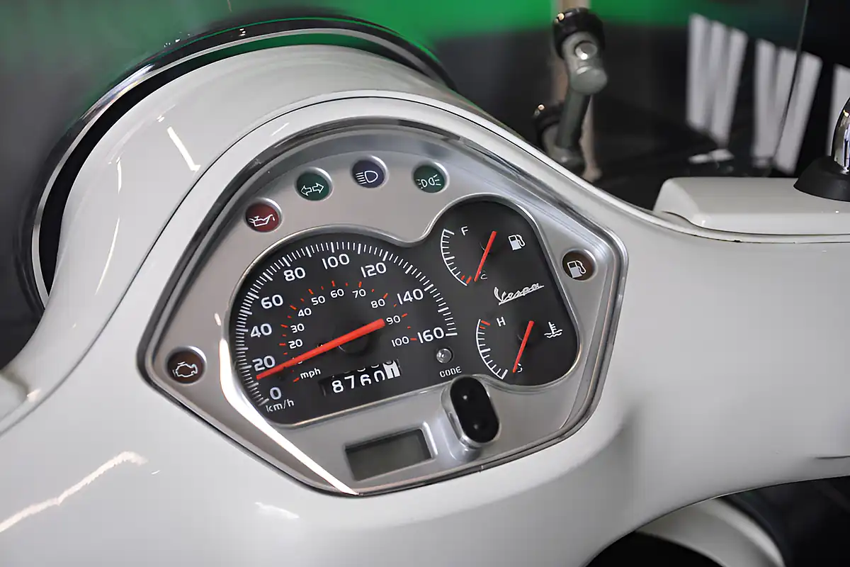 Used 2011 Piaggio GTS300 Super White - Interior and Exterior details 13