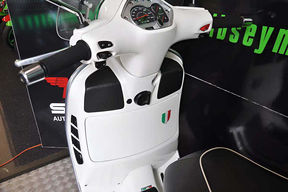 Used 2011 Piaggio GTS300 Super White - Interior and Exterior details 14