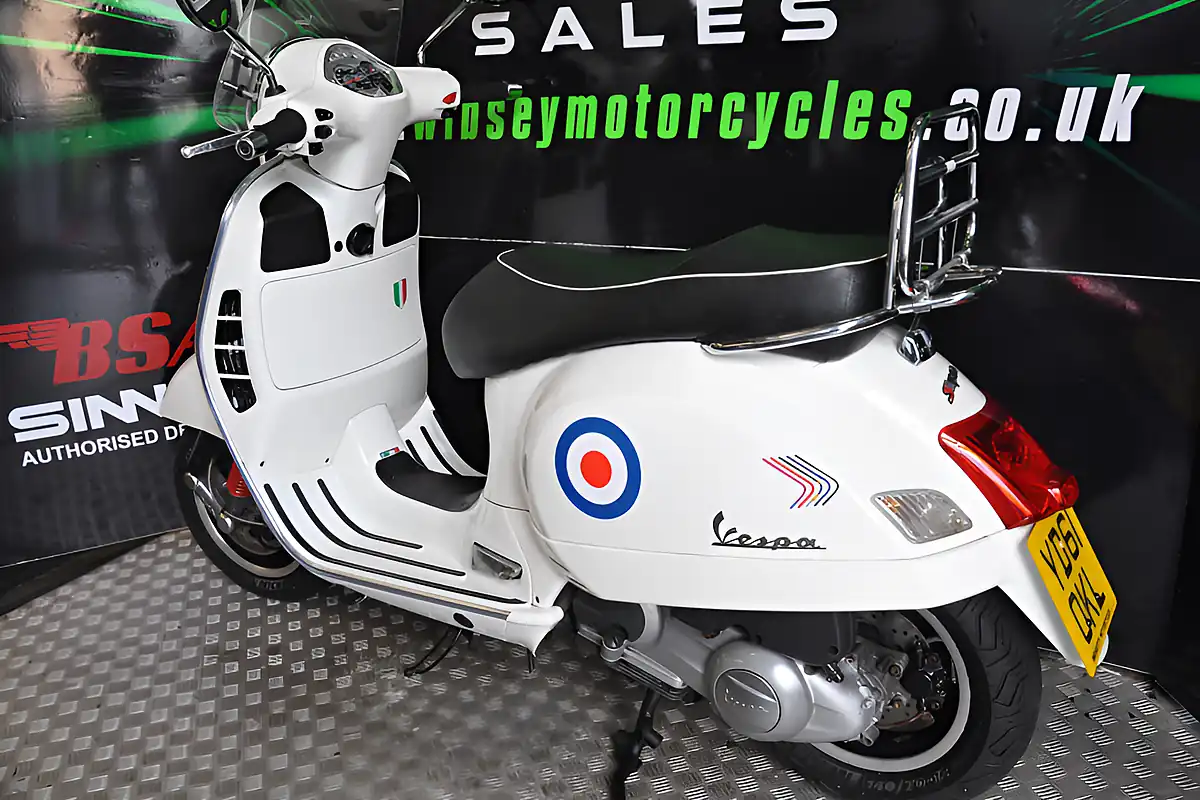 Used 2011 Piaggio GTS300 Super White - Interior and Exterior details 15
