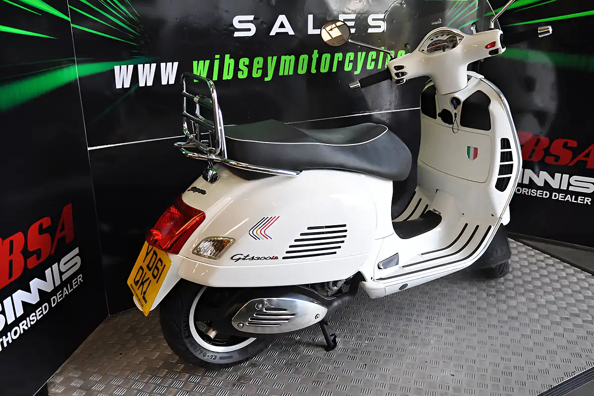 Used 2011 Piaggio GTS300 Super White - Interior and Exterior details 19