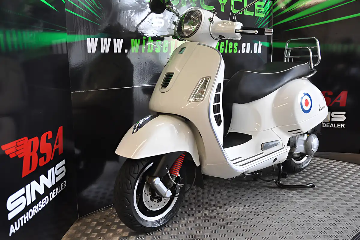 Used 2011 Piaggio GTS300 Super White - Interior and Exterior details 3