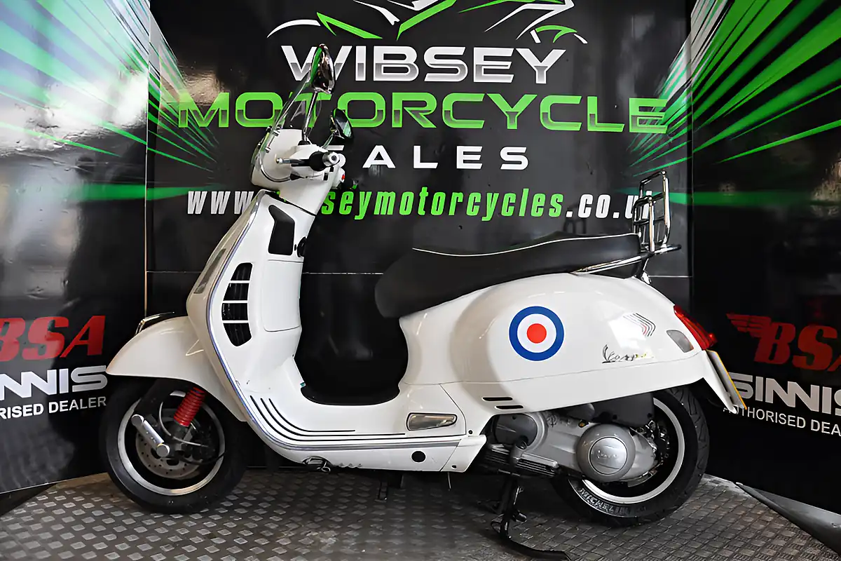 Used 2011 Piaggio GTS300 Super White - Interior and Exterior details 4
