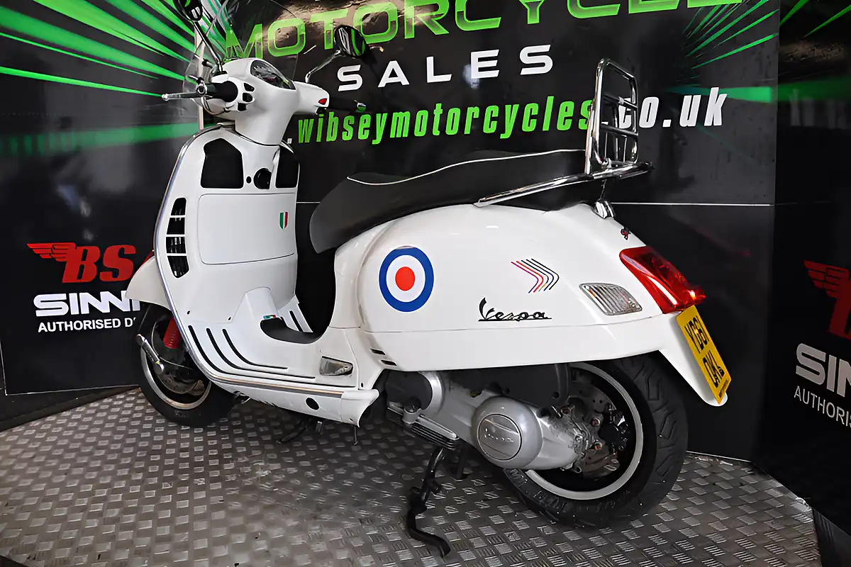 Used 2011 Piaggio GTS300 Super White - Interior and Exterior details 5