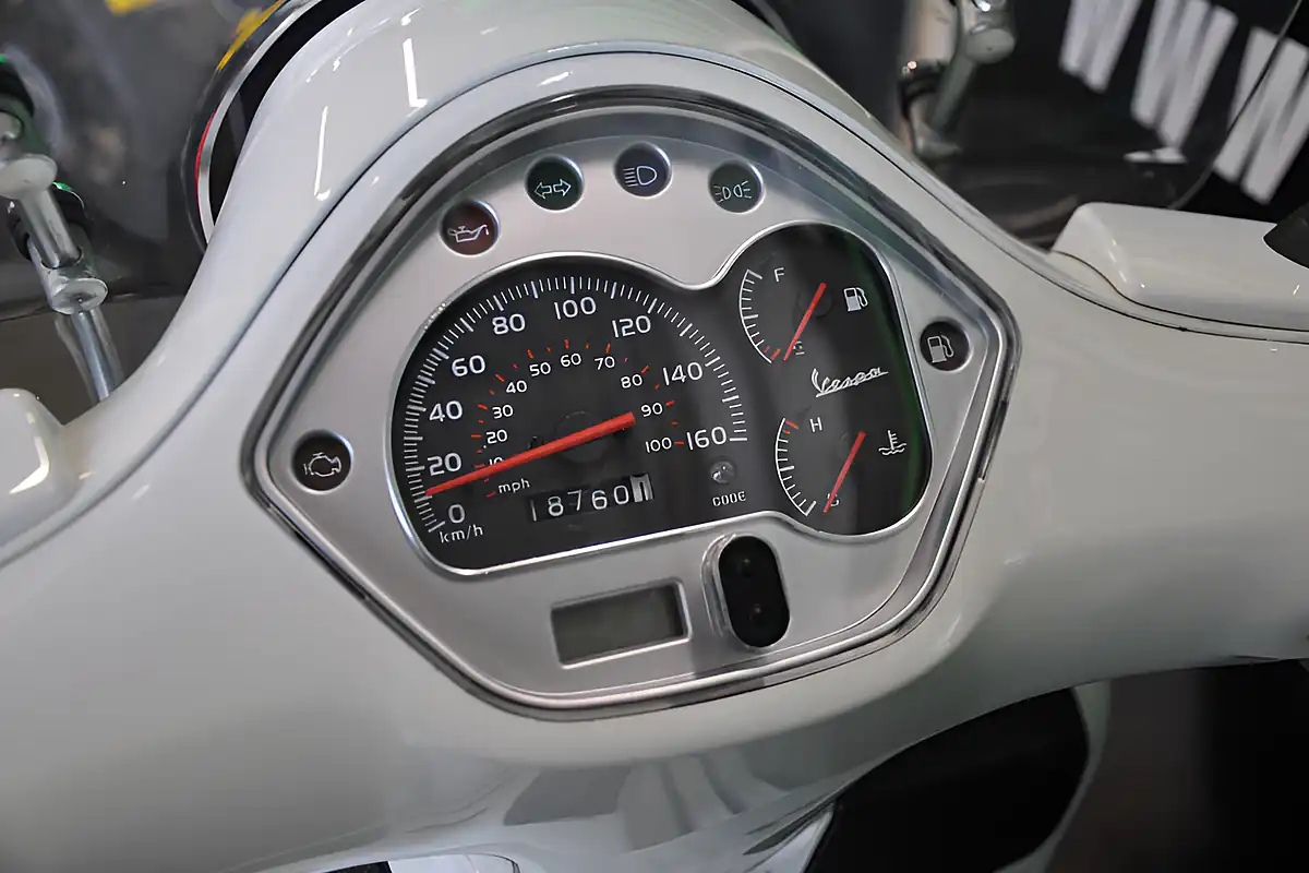 Used 2011 Piaggio GTS300 Super White - Interior and Exterior details 7