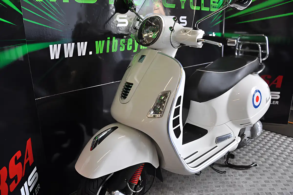 Used 2011 Piaggio GTS300 Super White - Interior and Exterior details 9