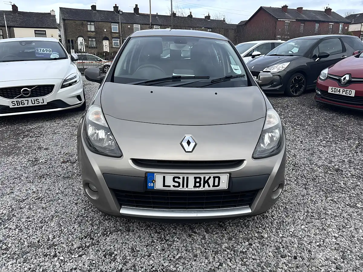 Used 2011 Renault Clio Dynamique Tomtom Beige - Front View