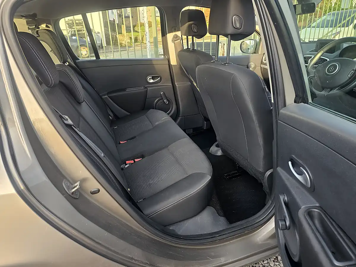 Used 2011 Renault Clio Dynamique Tomtom Beige - Interior and Exterior details 10