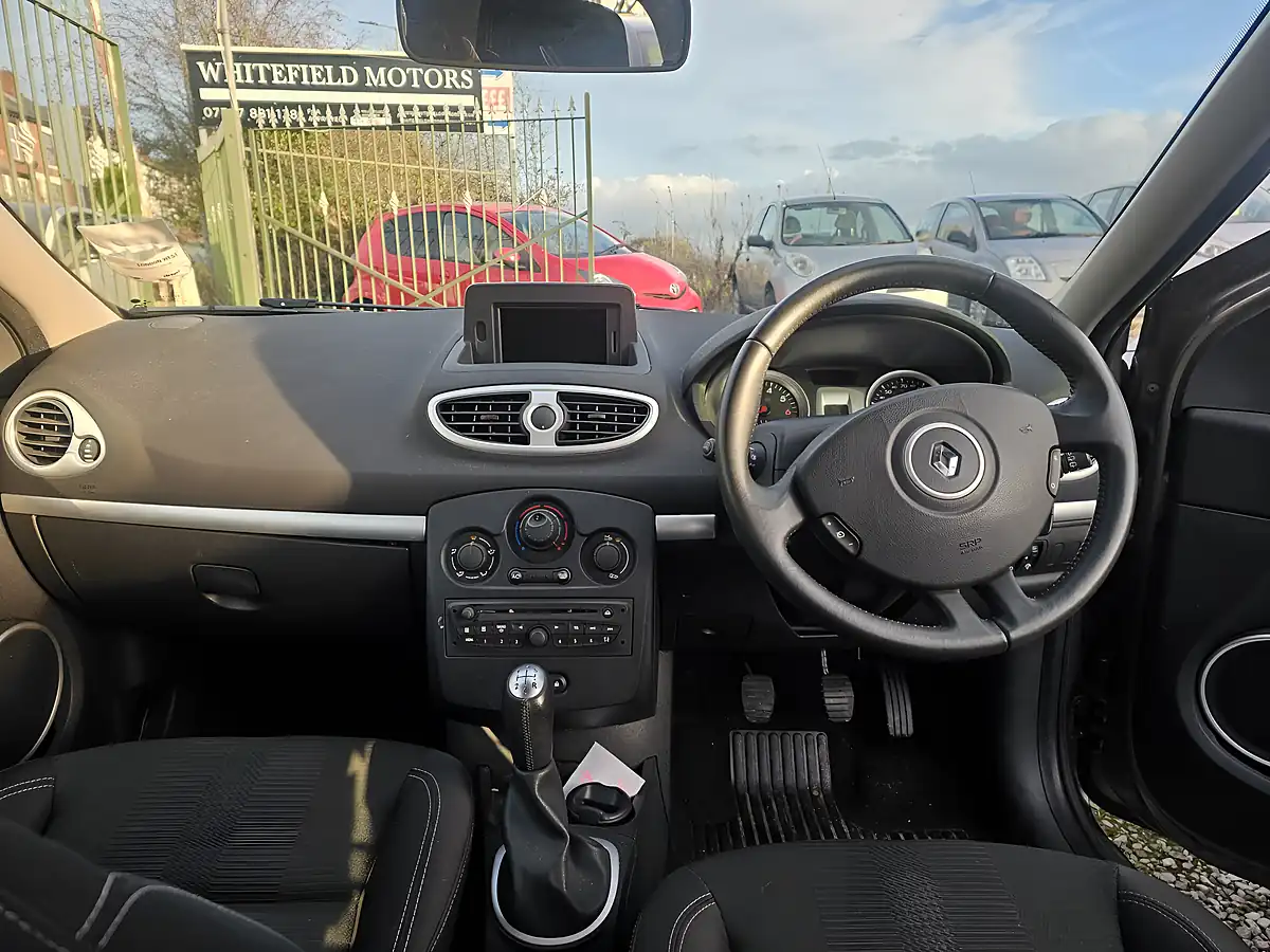 Used 2011 Renault Clio Dynamique Tomtom Beige - Interior and Exterior details 11