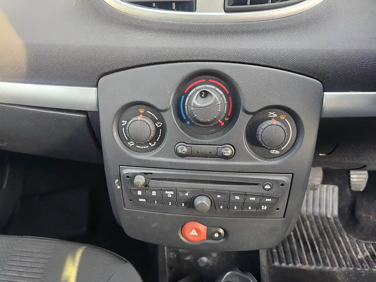 Used 2011 Renault Clio Dynamique Tomtom Beige - Interior and Exterior details 14