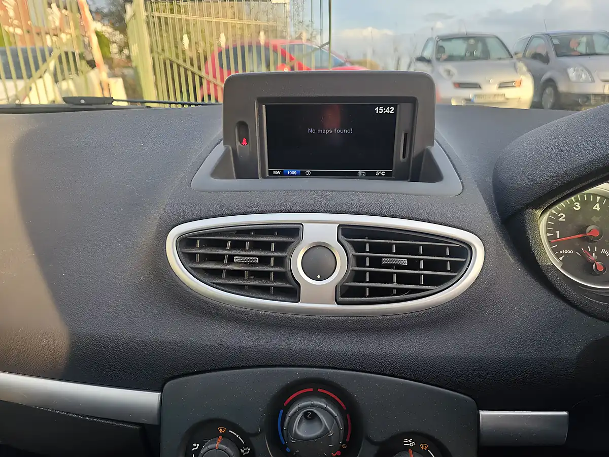 Used 2011 Renault Clio Dynamique Tomtom Beige - Interior and Exterior details 15