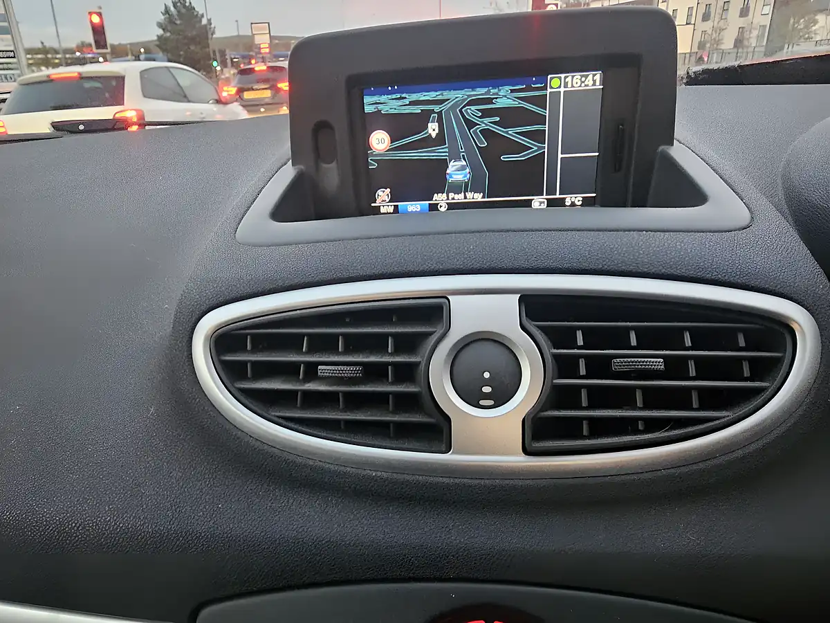 Used 2011 Renault Clio Dynamique Tomtom Beige - Interior and Exterior details 16