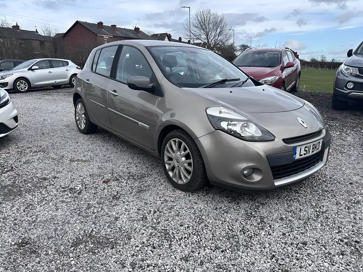 Used 2011 Renault Clio Dynamique Tomtom Beige - Interior and Exterior details 2
