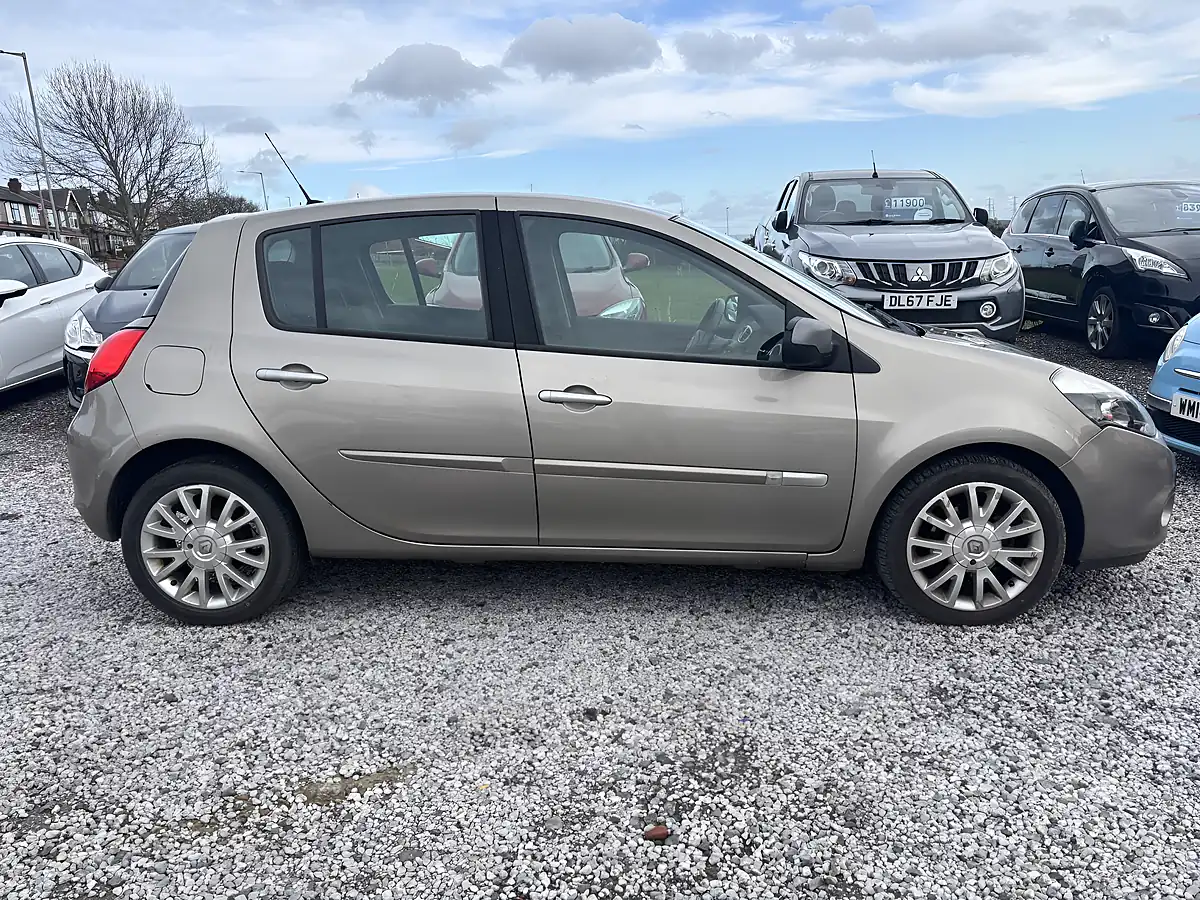 Used 2011 Renault Clio Dynamique Tomtom Beige - Interior and Exterior details 4