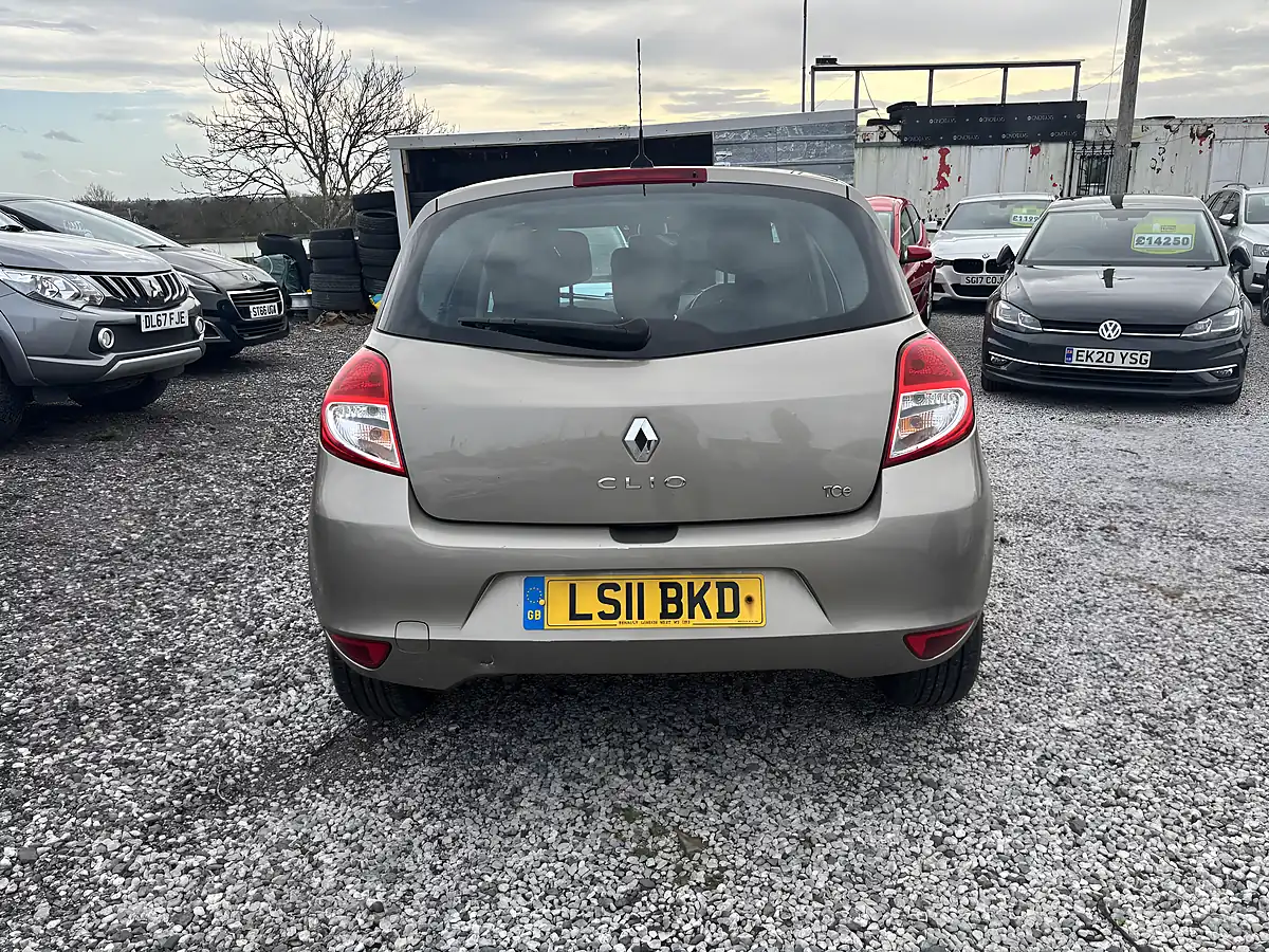 Used 2011 Renault Clio Dynamique Tomtom Beige - Interior and Exterior details 5