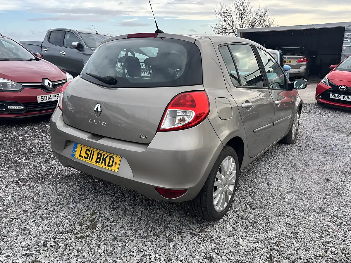 Used 2011 Renault Clio Dynamique Tomtom Beige - Interior and Exterior details 6