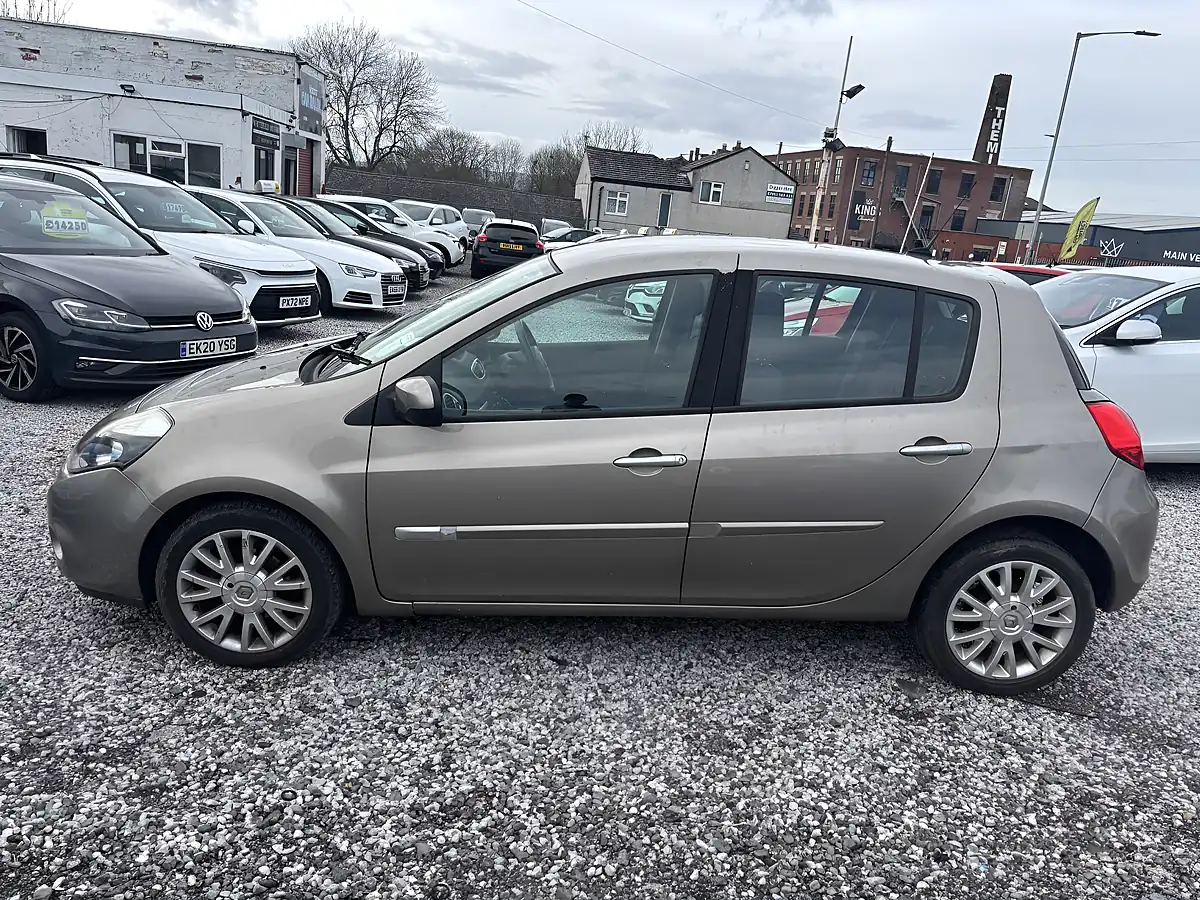 Used 2011 Renault Clio Dynamique Tomtom Beige - Interior and Exterior details 7
